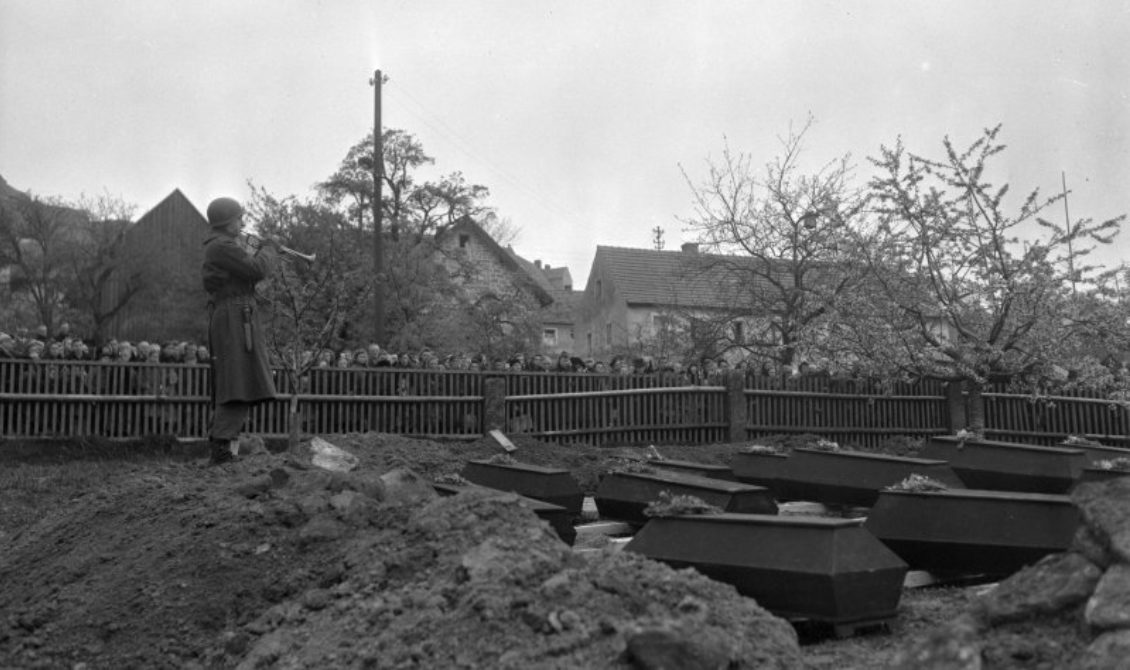 Похороны заключенных в деревне Флоссенбюрг