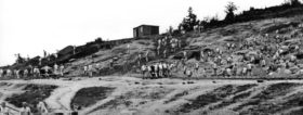 Häftlinge bei Erdarbeiten im Steinbruch
