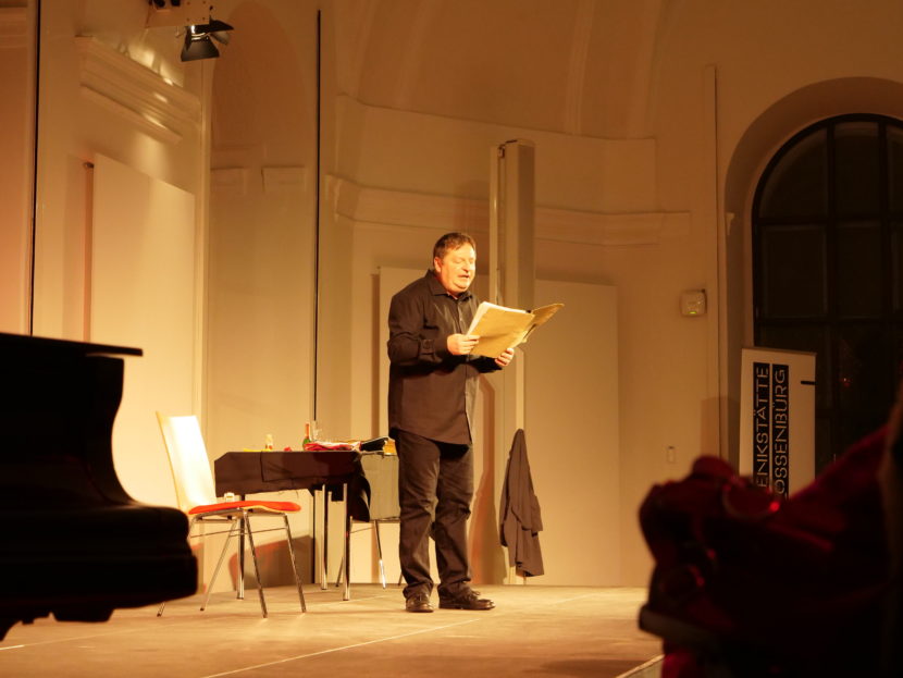 Monolog zu Dialog Bild 1 Harald Hahn auf der Buehne