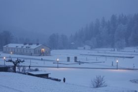 Aussengelaende im Winter abends