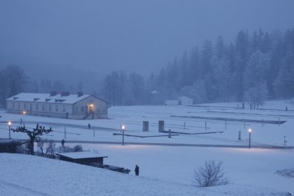 Aussengelaende abends im Winter